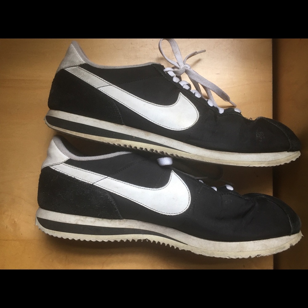 Vintage Nike Swoosh Running Shoes